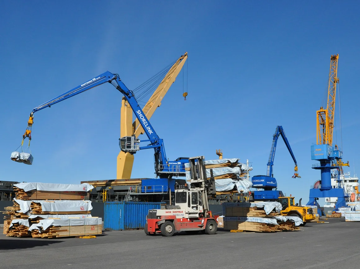 Eldrivna Kranar Lastar Sågade Trävaror